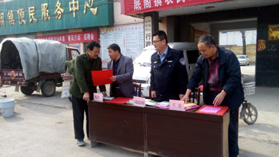 图为底阁镇残联工作人员向残疾人朋友讲解优惠政策