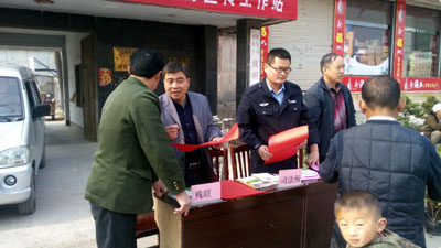 图为底阁镇残联工作人员向残疾人朋友讲解优惠政策