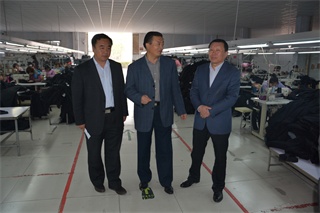 图为领导实地察看现场