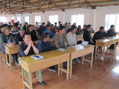 图为参加培训的学员们正在认真听课
