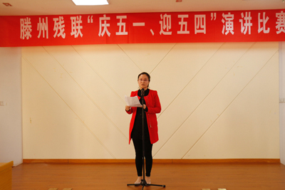 图为参赛选手正在演讲