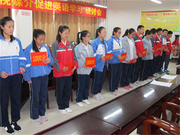 图为发放仪式现场