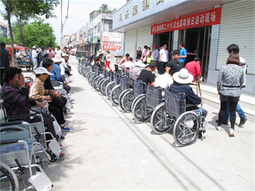图为发放现场