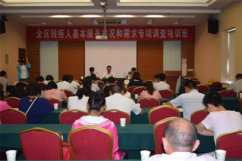 图为：培训现场动员讲话