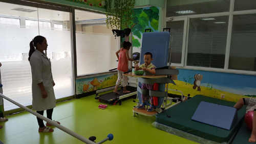 图为脑瘫儿童在康复中