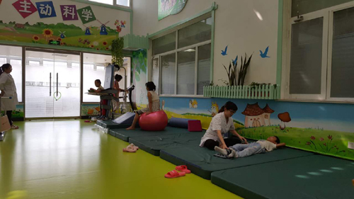 图为脑瘫儿童在康复中