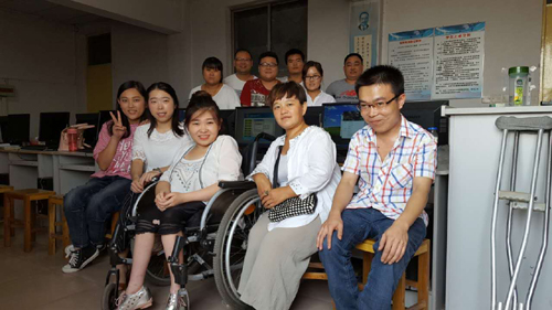 图为残疾人优秀学员代表与培训师肖伶俐（前排左二） 合影留念