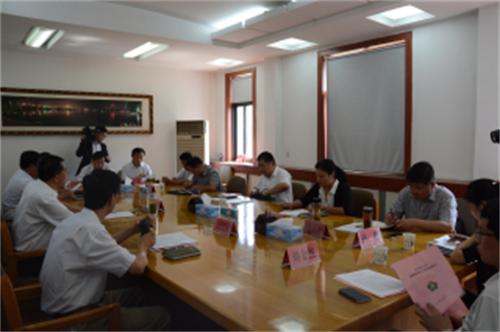 图为听取报告