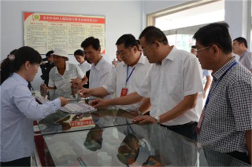 图为视察现场