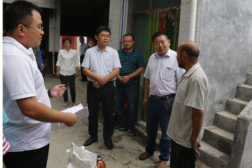 图为滕州市残联工作人员为结对帮扶贫困户送去慰问品