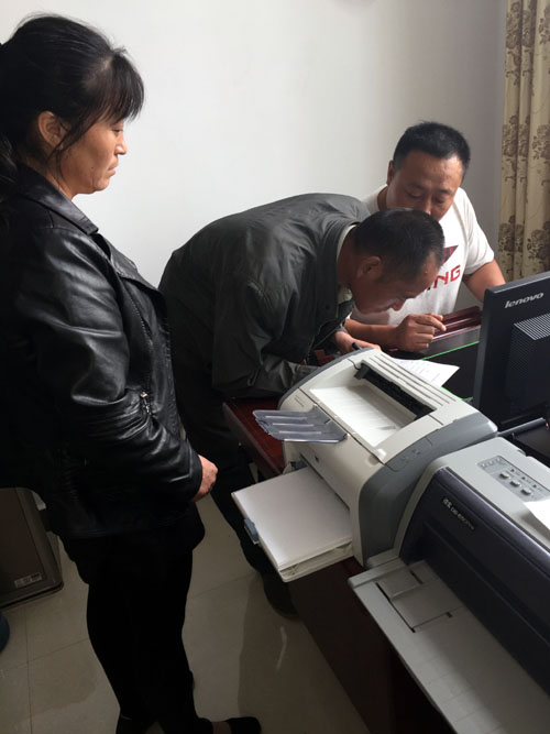 图为残疾人大学生家长代领励志助学金
