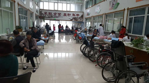 图为峄城区成人肢体康复训练大厅