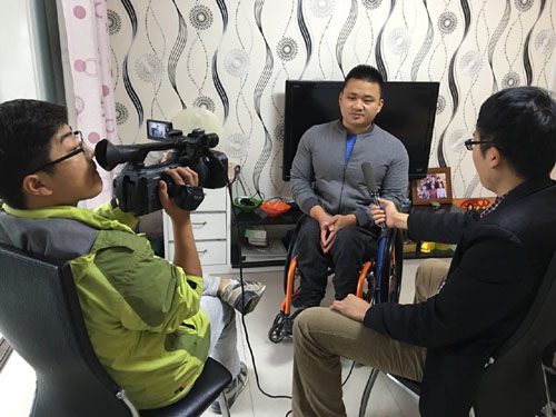 图为刘磊现场接受枣庄电视台的采访