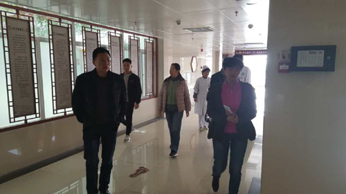 图为检查组核查残疾人康复中心运营情况