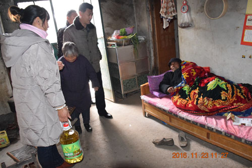 图为慰问组走访慰问残疾人贫困户
