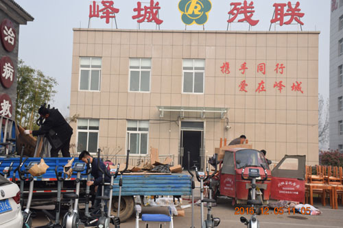 图为文体器械分发现场