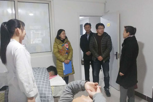 图为省残联领导检查盲人创业扶贫资金使用情况