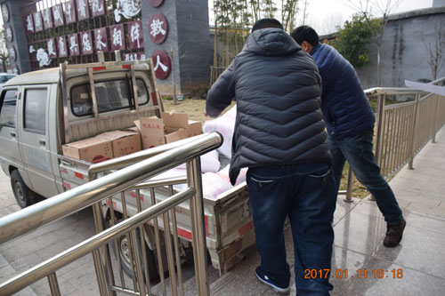 图片为扶贫物资发放现场 (3)