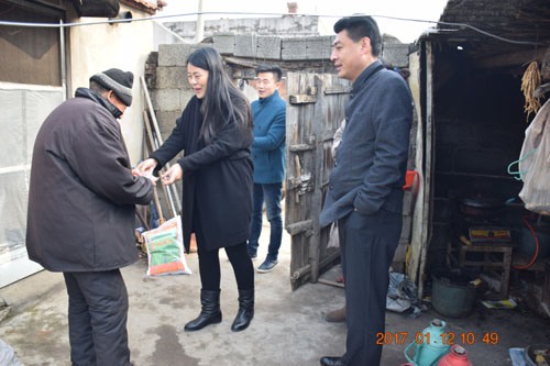 图片为走访慰问五保户