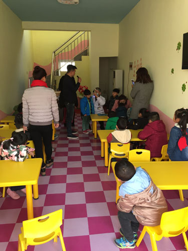 图为耳鼻喉专家在对孩子们进行义诊