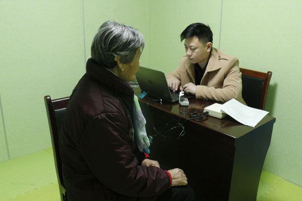 图为配助听器