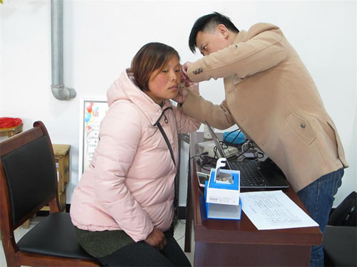 图为配助听器