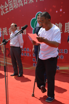 图为残疾人代表在发言