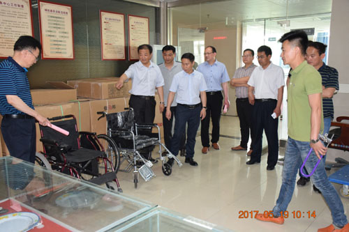图为张光忠副理事长一行参观残疾人辅具器具中心