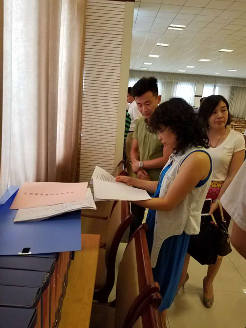 图为督导组查阅相关资料