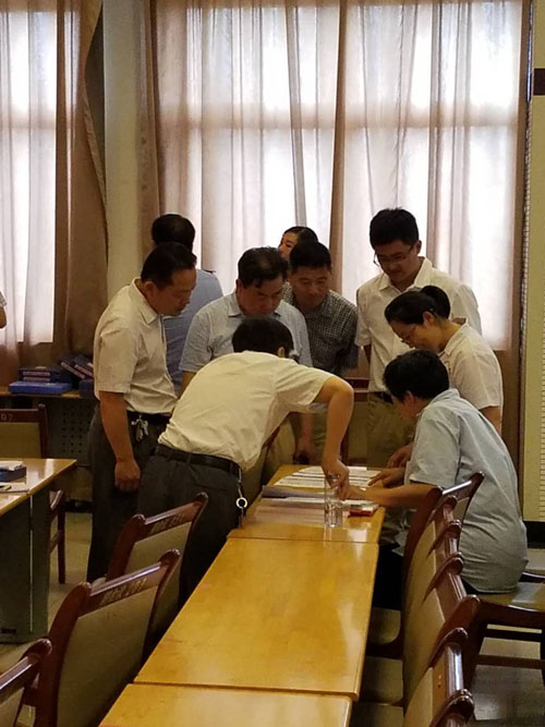 图为督导组核查相关数据
