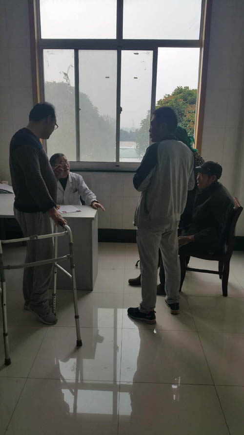 图为鉴定专家为评残人员进行鉴定