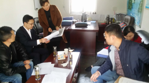 图为检查组在认真查看档案资料
