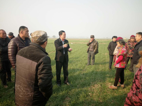 图为吴林街道办农技站站长、高级农艺师沈印金现场授课