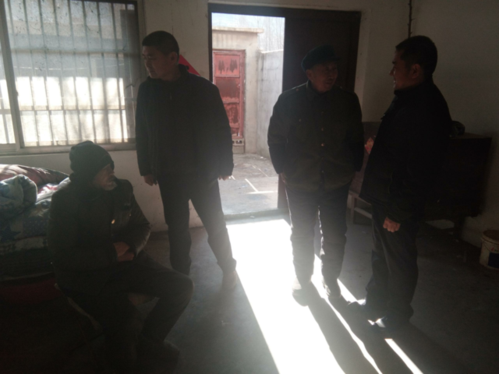 图为咨询残疾人对改造满意度