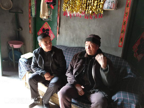 图为看望贫困户