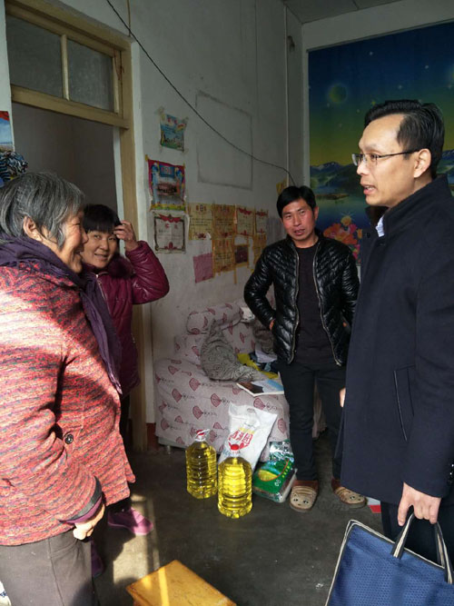 图为看望残疾人