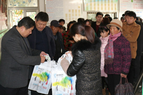 图为助听器发放现场