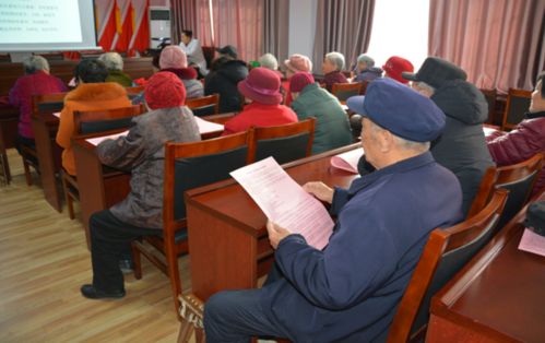 图为辖区居民学习爱耳日知识