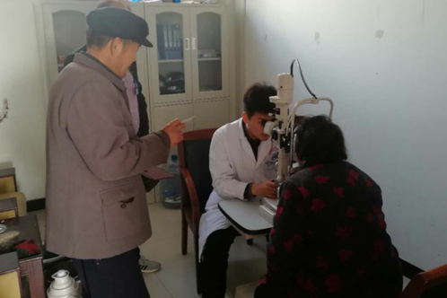 图为专家组到镇街为残疾人进行康复评估
