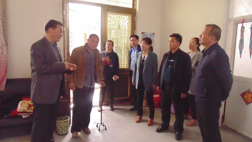 市残联张光忠理事长到贫困残疾人家中调研家庭无障碍建设