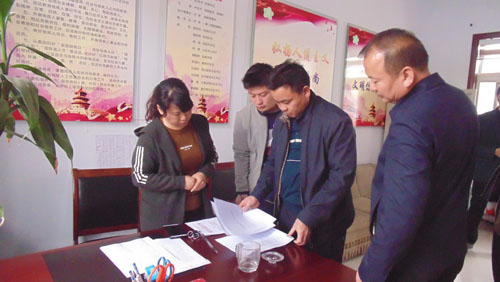 市残联调研组季呈部长查看残疾人档案