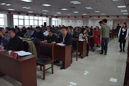 图为工作人员在收取选票