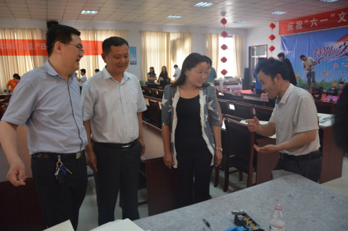 与会领导参观残疾人文化基地展区