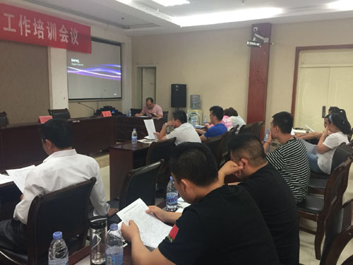 图为区残联组联部副主任郭方翔带领大家学习数据录入等相关业务