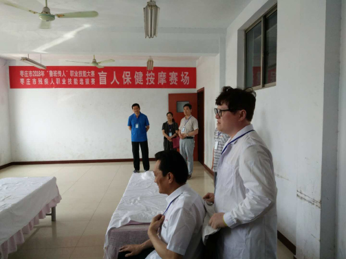 图为市残联领导参观比赛