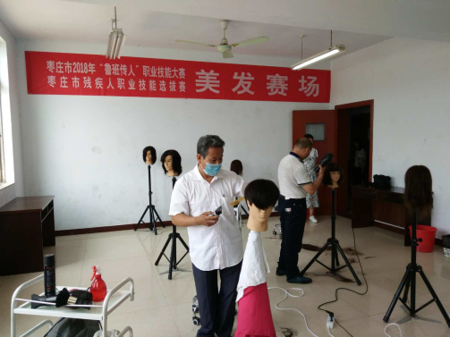 图为美发项目比赛进行中