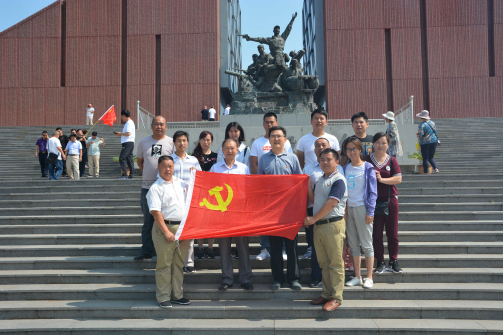 图为参观孟良崮红色教育基地