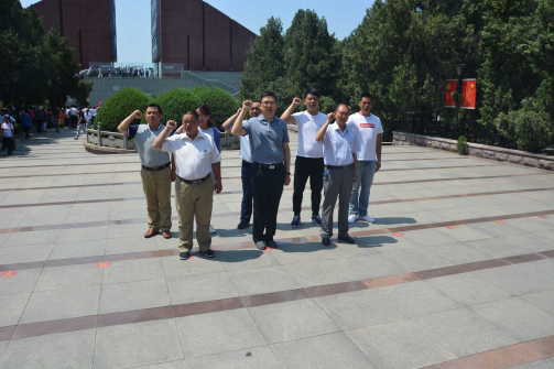图为重温入党誓词