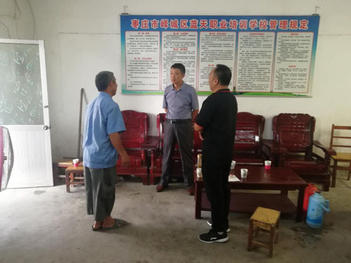 图为峄城区残联理事长王兰航在培训班现场