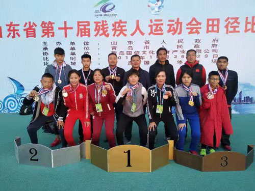 图为部分获奖残疾人运动员和教练合影